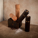 Ionic salt and pepper mills in natural and smoked oak with metal grinding mechanism